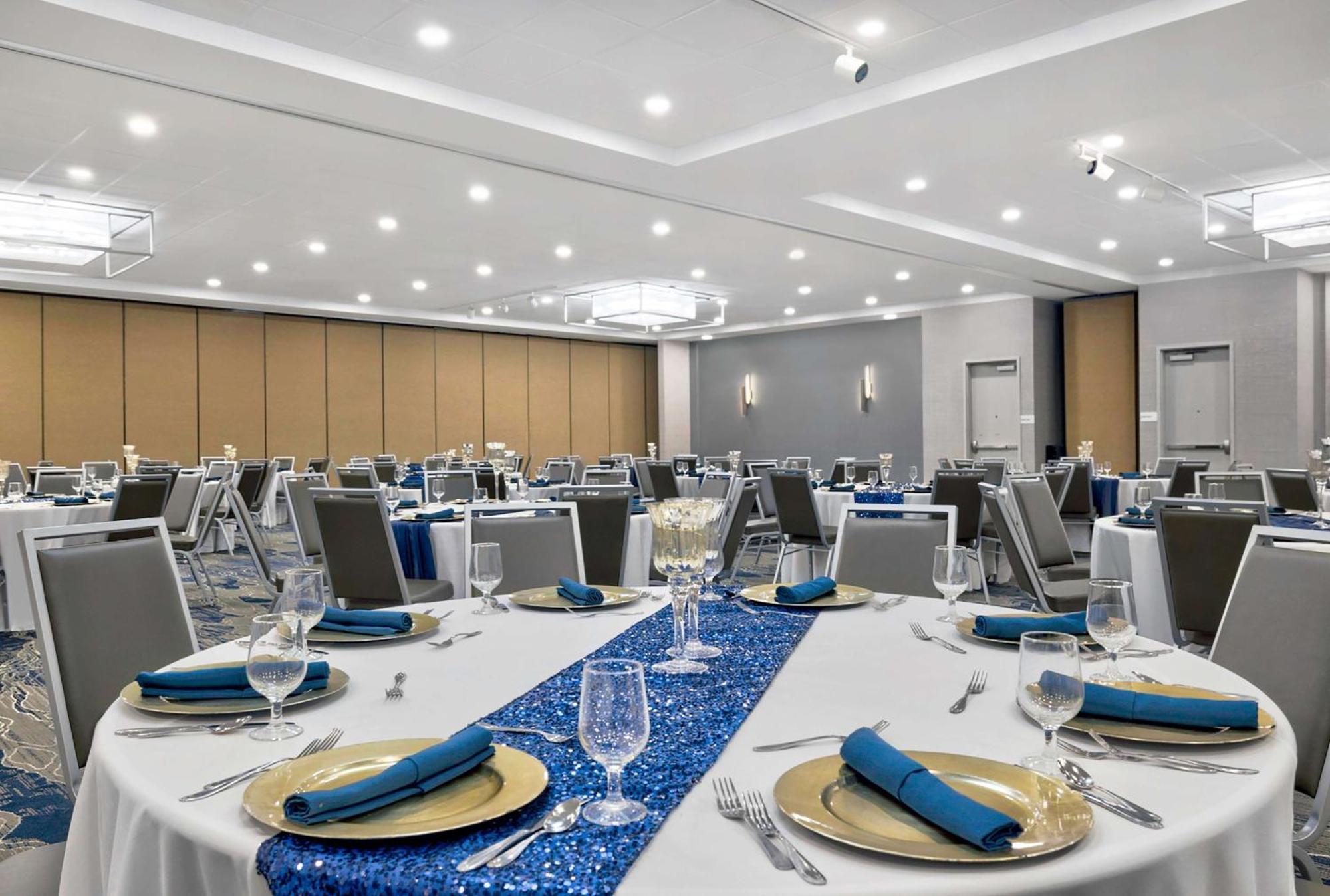 Hotel Doubletree By Hilton Davenport Extérieur photo